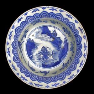 Vasque à bord plat et à décor d’un cavalier traversant une rivière