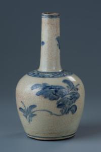 Bouteille à décor d’une plante fleurie