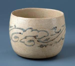 Coupe profonde à décor de rinceaux de lingzhi stylisés