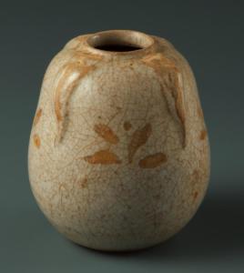 Petit pot en forme de courge à décor de plantes