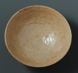 Bol à décor moulé de deux dragons parmi les nuages