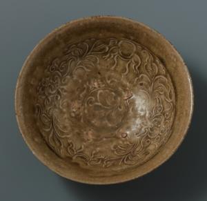 Bol à décor moulé d’enfants jouant parmi les lotus