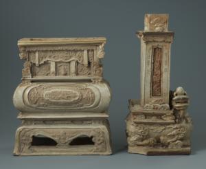 Encensoir et lampe à décor appliqué en relief et peint