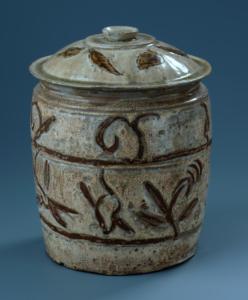 Jarre avec couvercle à décor de rinceaux de feuilles