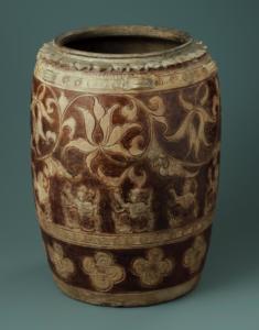 Jarre orné de pétales de lotus en relief et à décor de rinceaux de lotus, d’apsaras et fleurs de prunus 