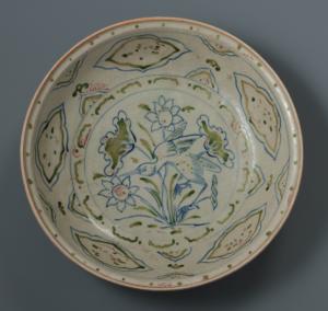 Plat à décor central d’un échassier se posant sur un étang de lotus
