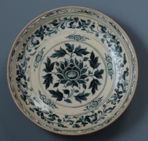 Plat à décor de lotus